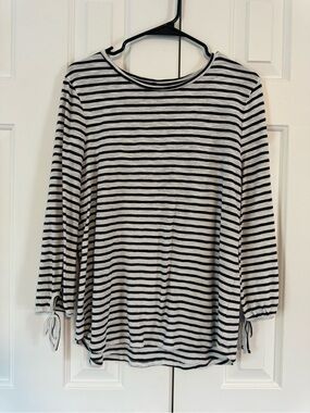 Old Navy Black & White Striped Long-Sleeve Top